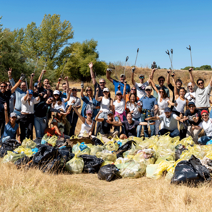 Foto de grupo tras recoger la basura durante la jornada de voluntariado. 