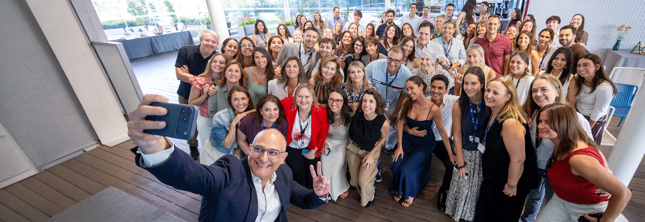 Selfie grupal de empleados de Alphabet sonriendo durante un evento de la Semana de Sostenibilidad. 