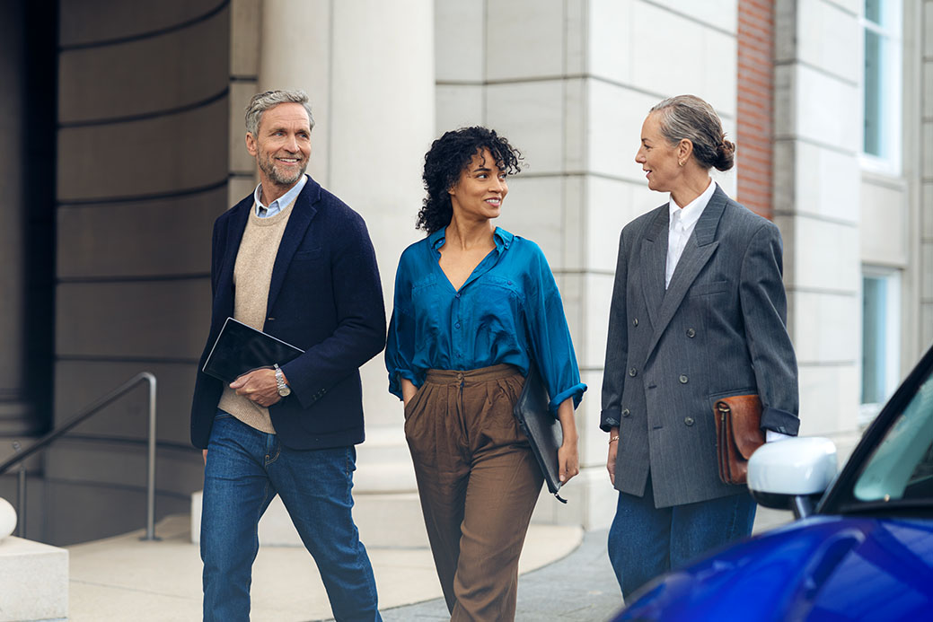 dos mujeres y un hombre caminando por la calle