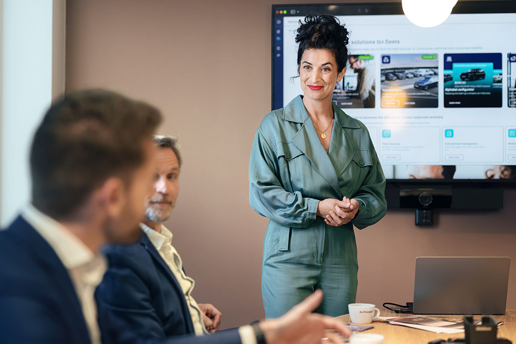 chica con mono verde presentando en una reunion