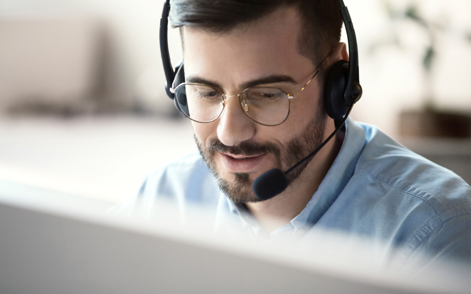 chico mirando a una pantalla y hablando con cascos