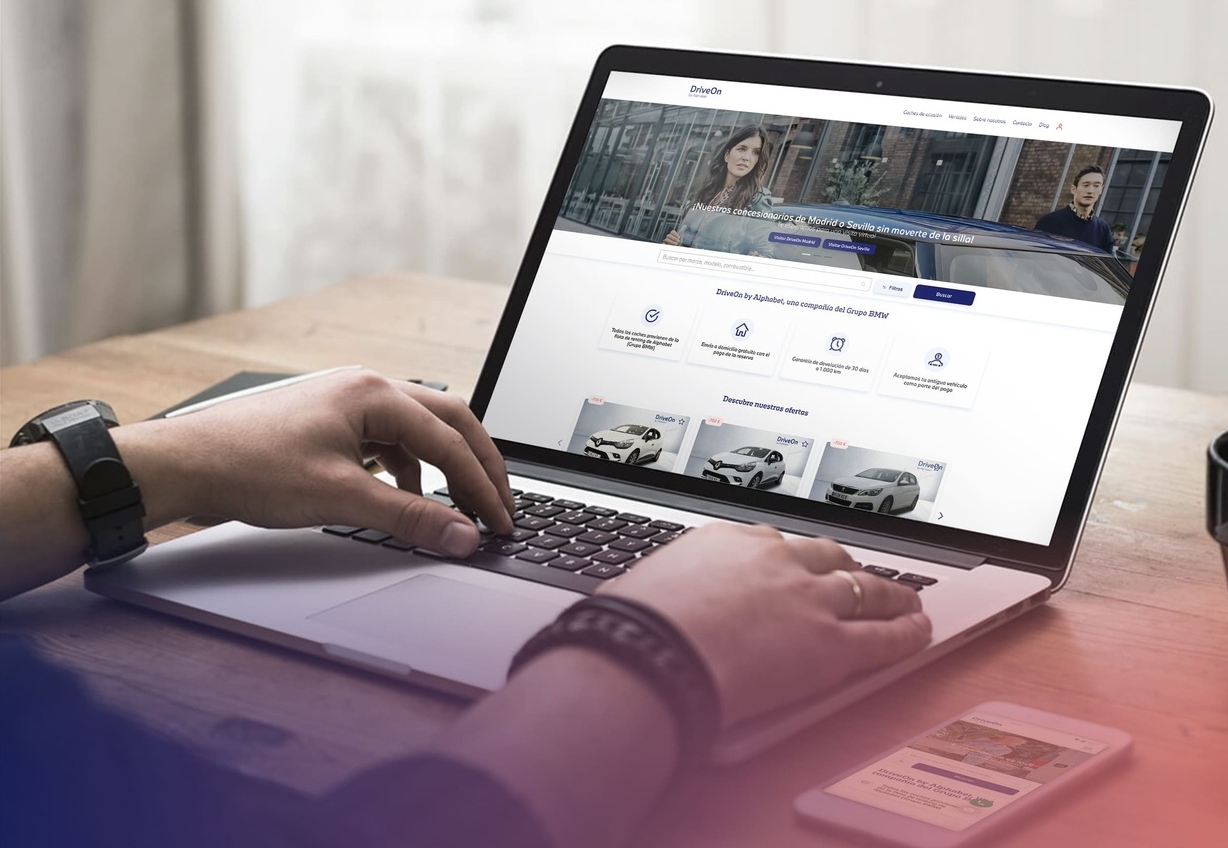 manos escribiendo en un portatil