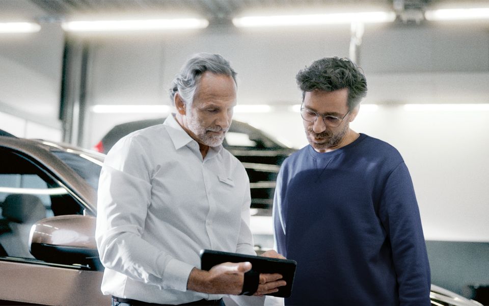 manos escribiendo en un portatil