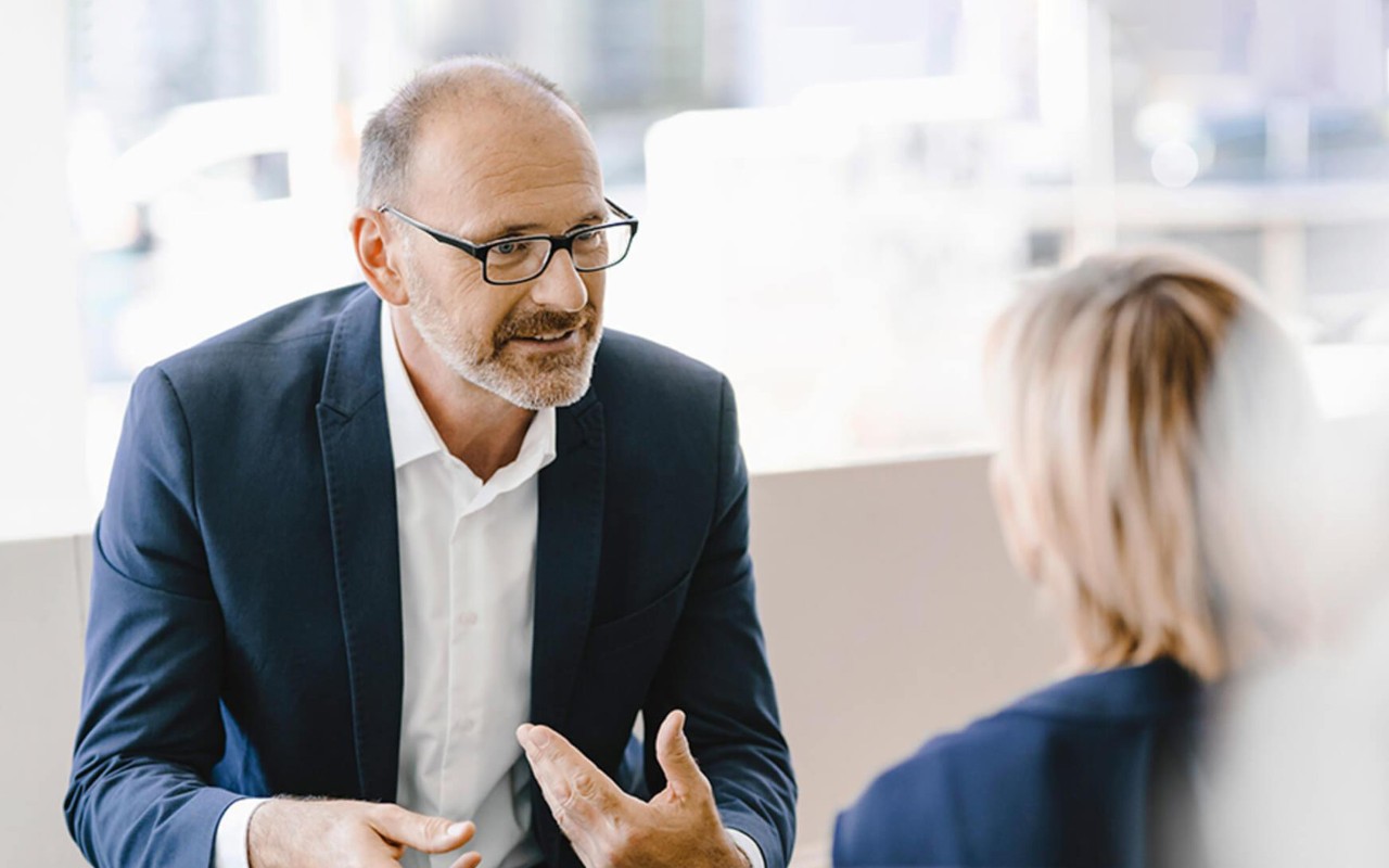chico con gafas hablando con mujer rubia