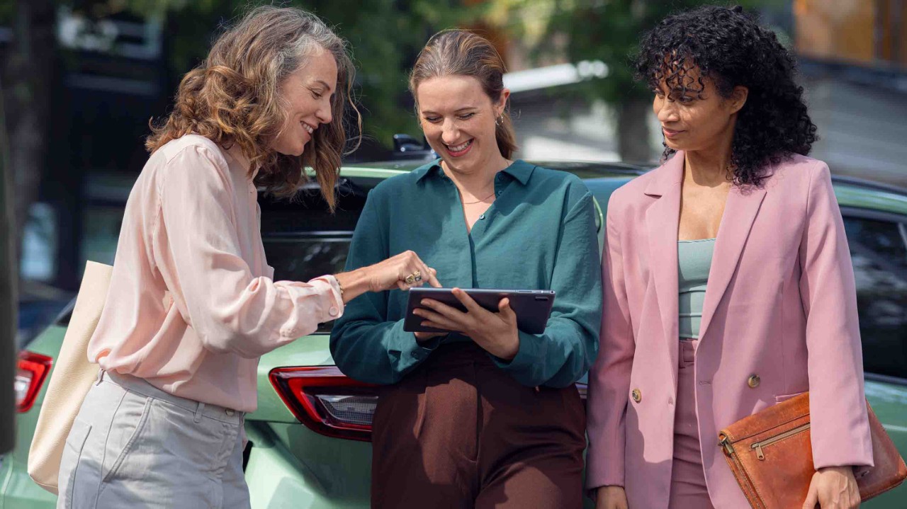mujeres riendo mirando una tablet