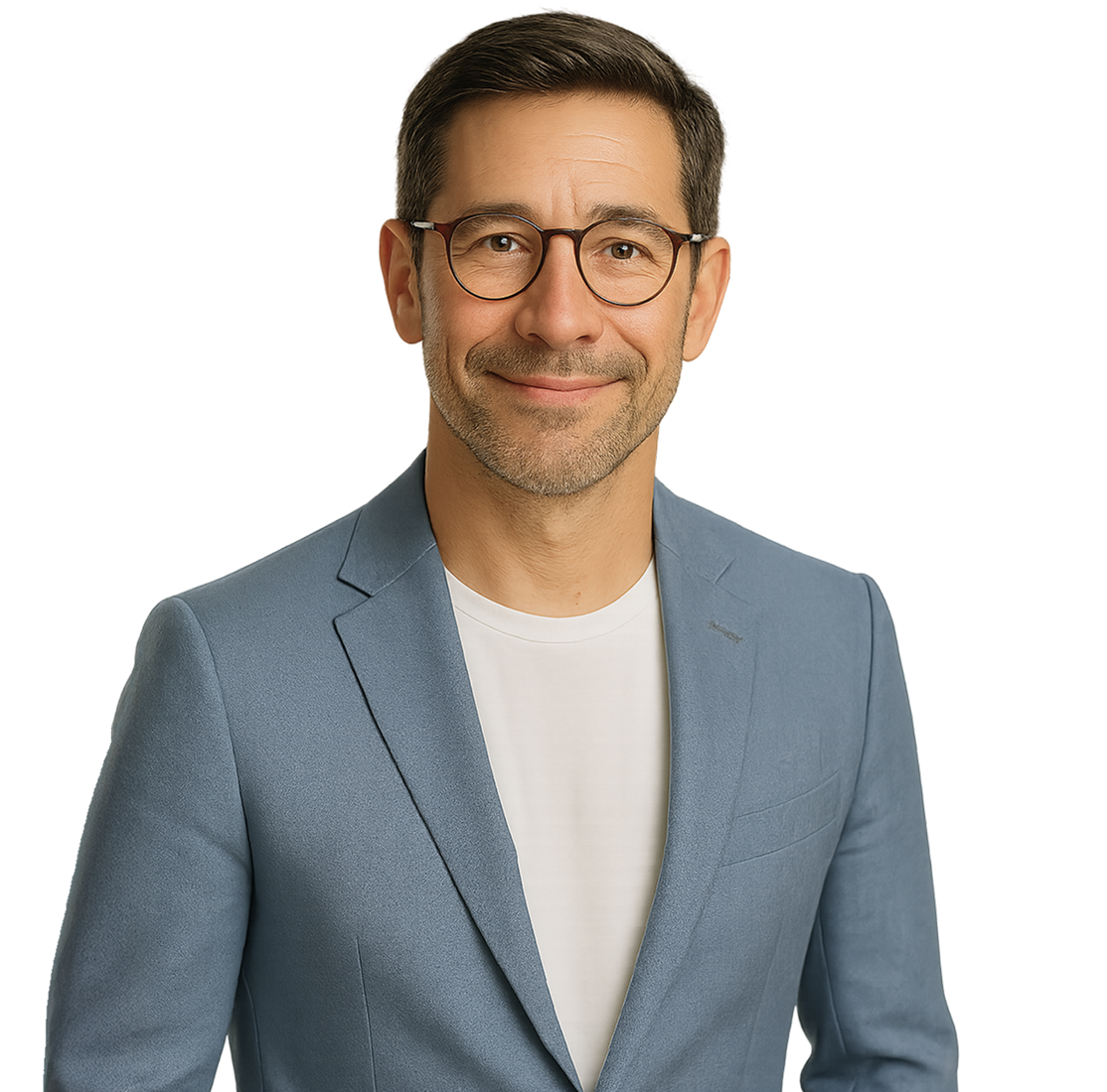 chico con gafas mirando al frente