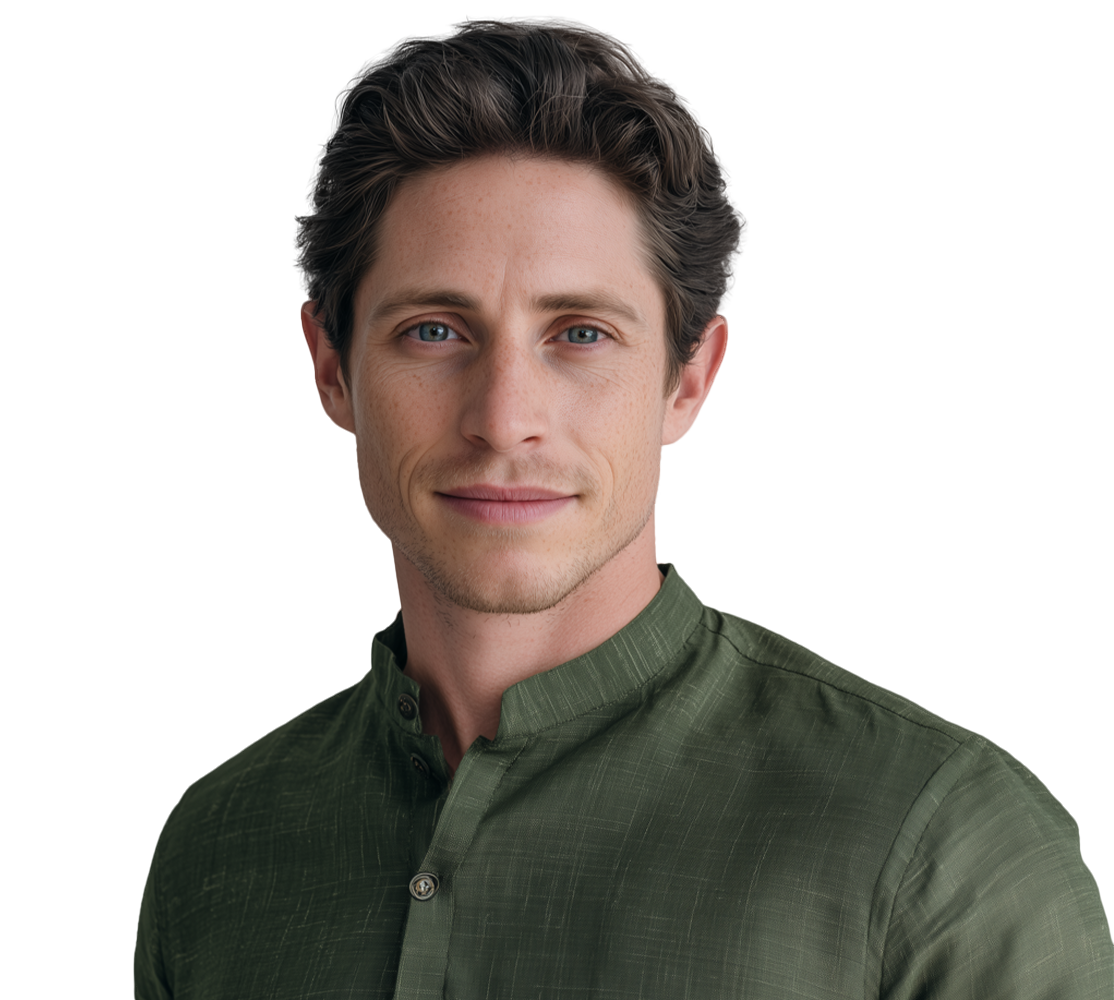 hombre de camisa verde y ojos claros mirando al frente