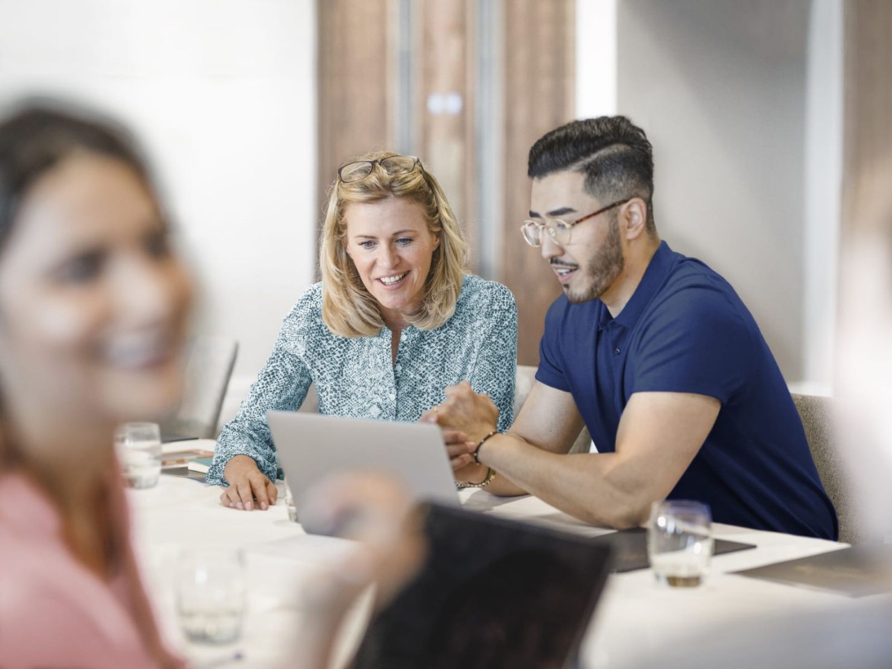 chicos sonriendo mirando el ordenador