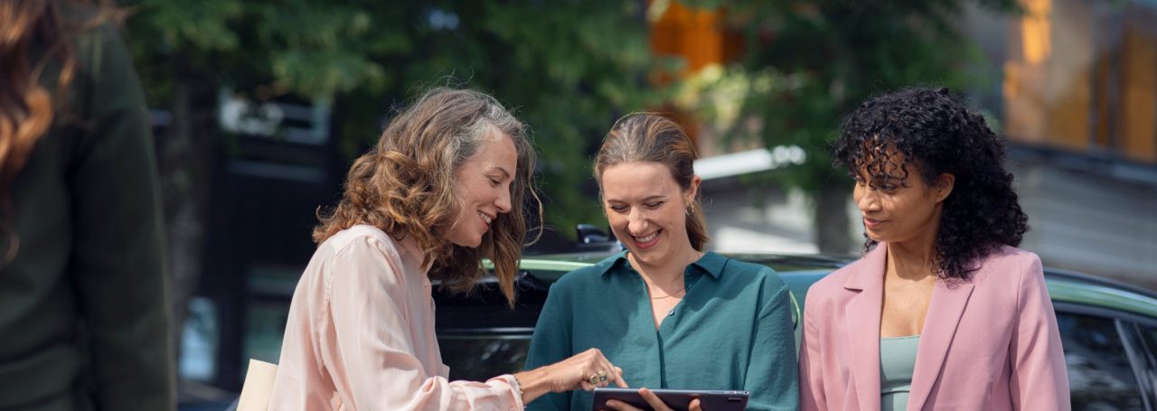 mujeres riendo y hablando