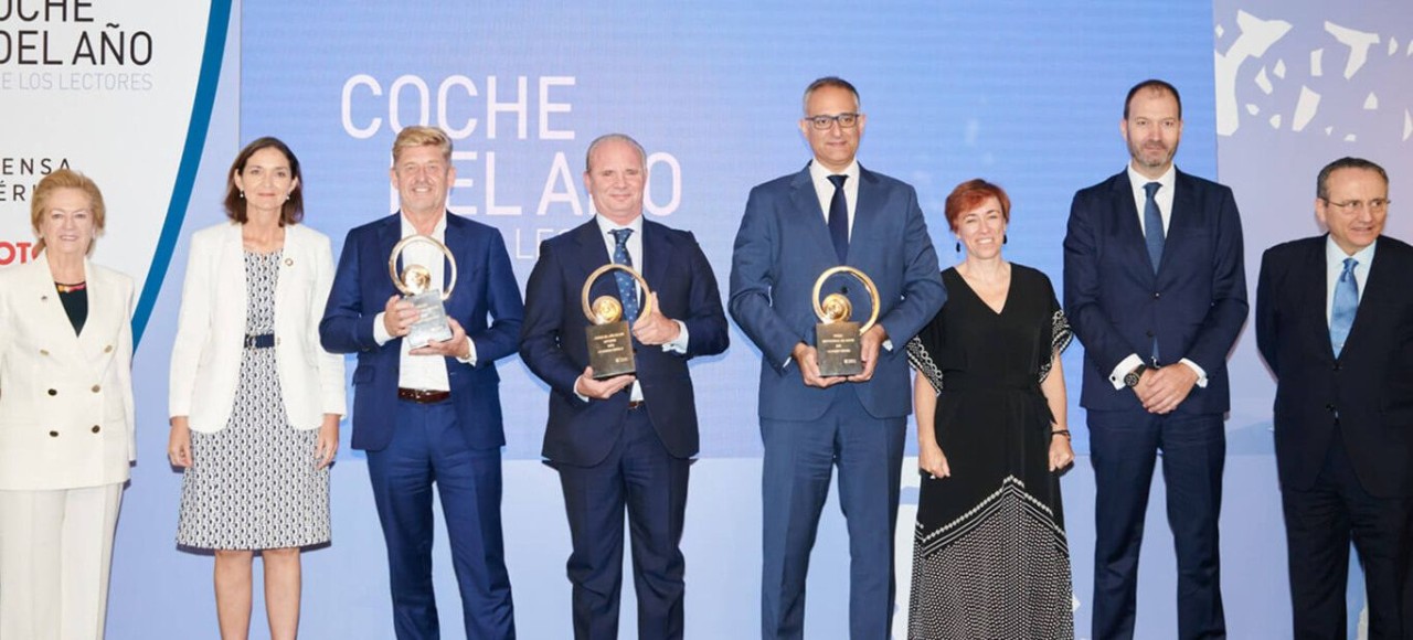 equipo de alphabet sujetando premios