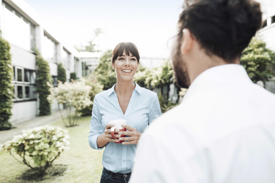 chica con flequillo sonriendo a chico