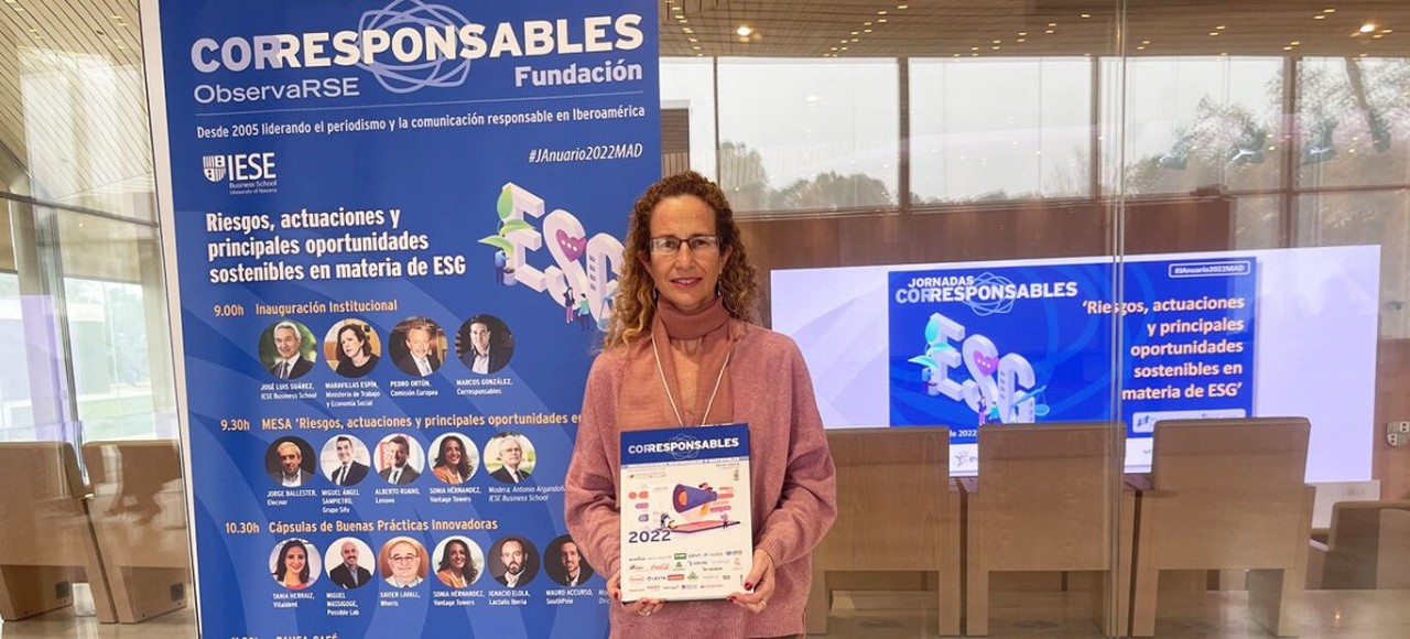 Mujer equipo de alphabet sujetando un reconocimiento