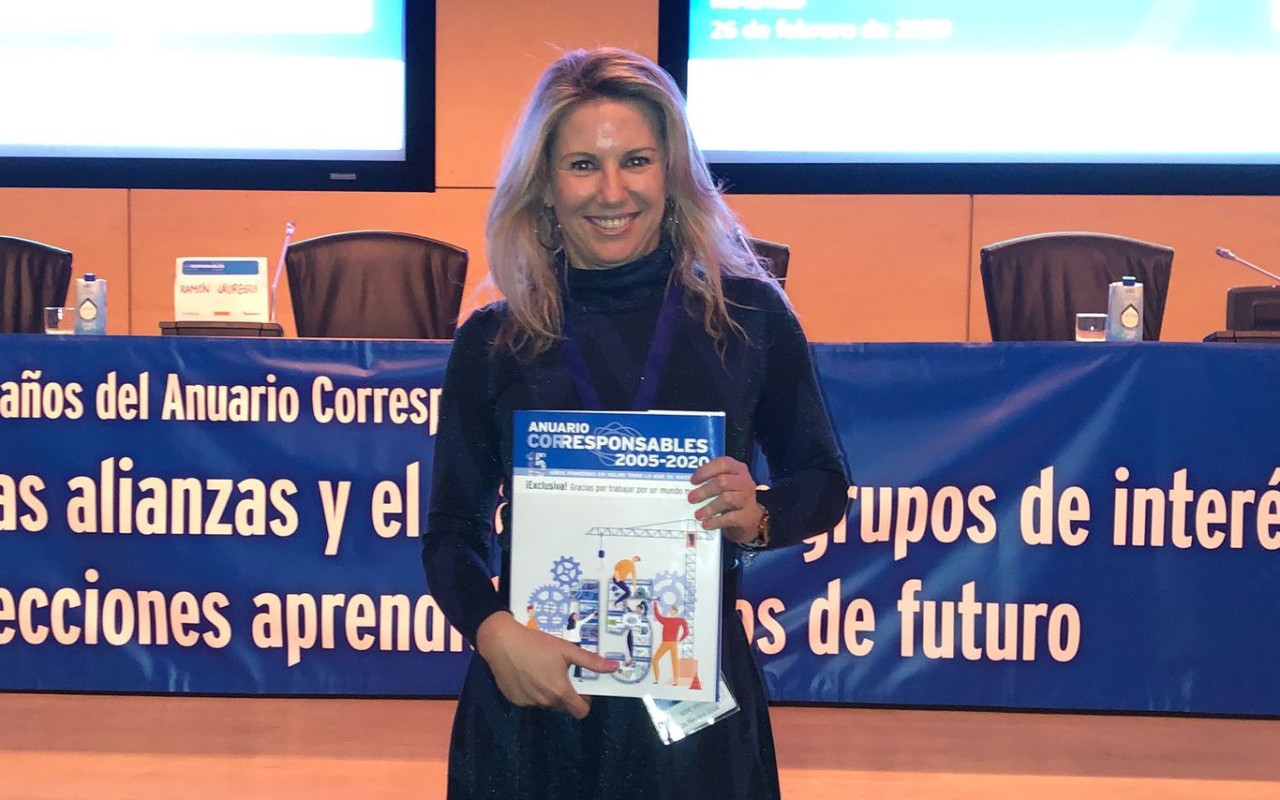 Mujer de equipo alphabet recogiendo el reconocimiento por buenas practicas