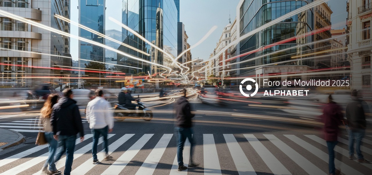 gente en un cruce con el logo de Alphabet Foro de Movilidad 2026