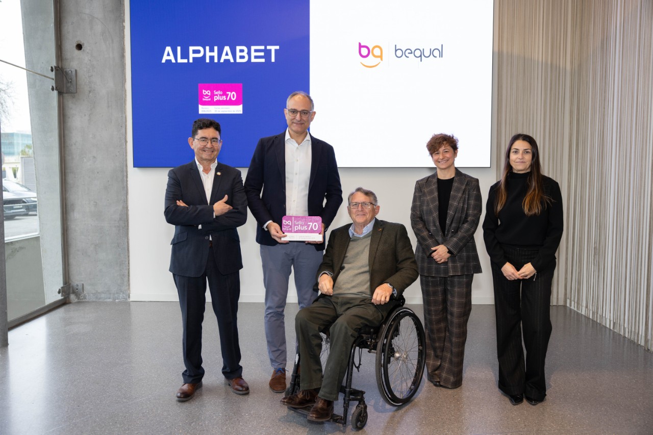 grupo de persona posando para una foto delante del backdrop de Alphabet y Bequal