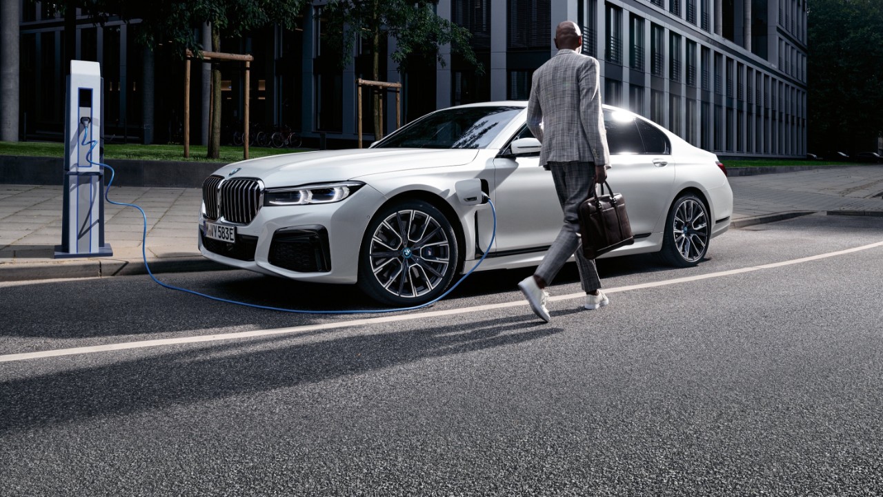 Hombre que va hacia su coche para irse del punto de carga.