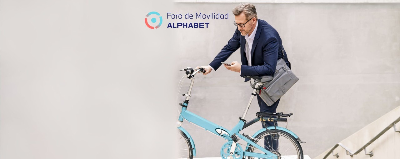 profesional en bicicleta azul 