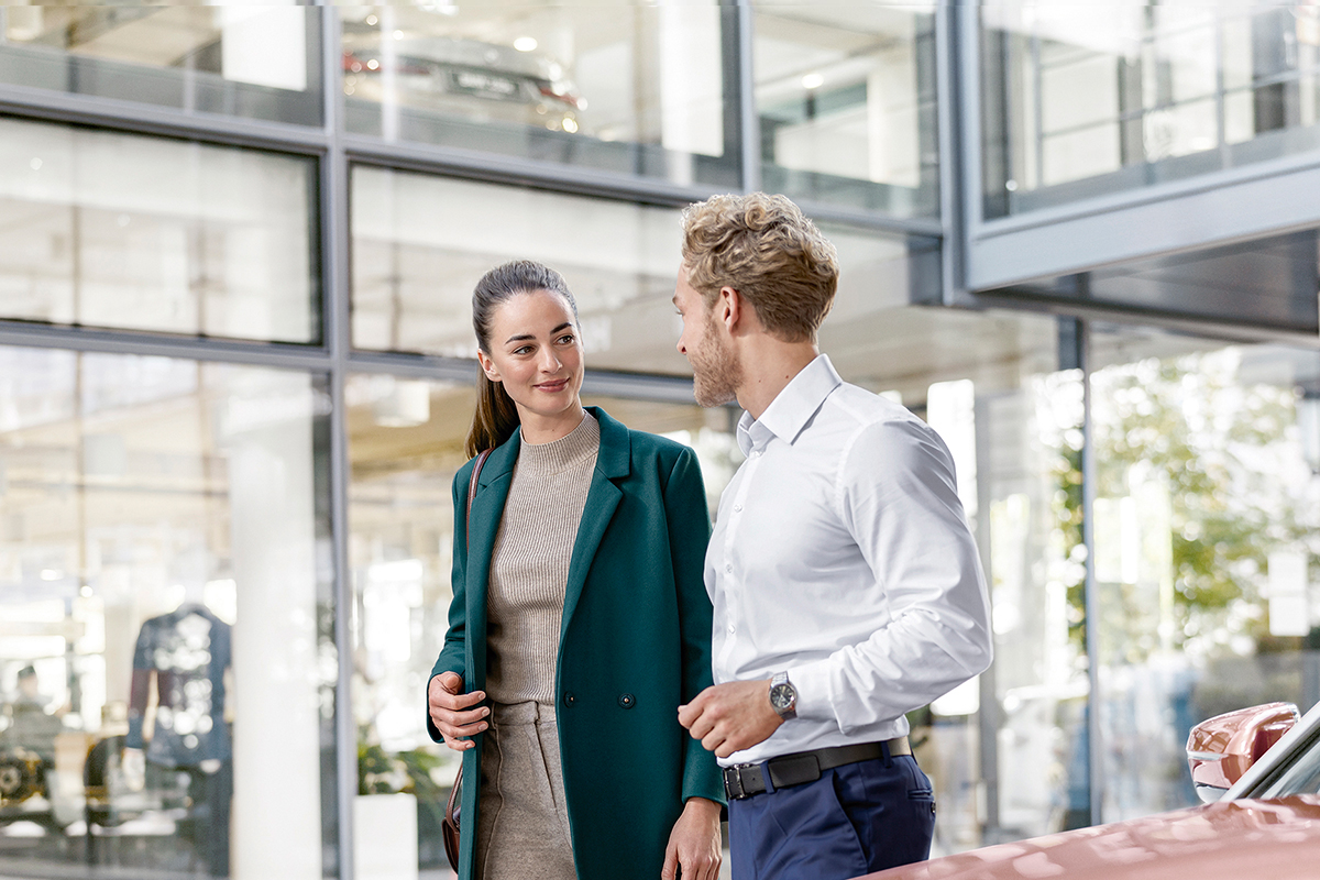 Dos personas caminando por una zona de oficinas de renting. Dos personas caminando por una zona de oficinas de renting.