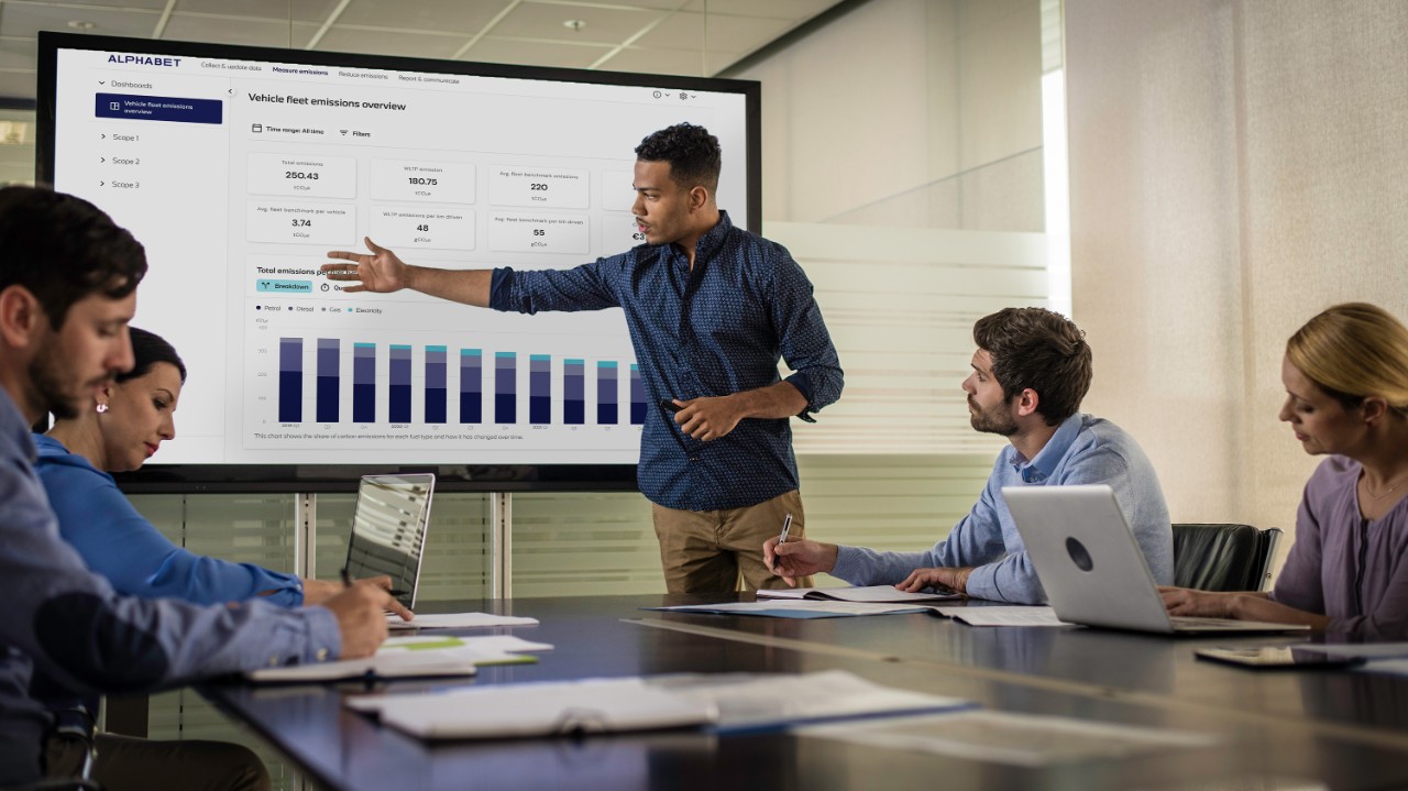 hombre explicando una reunion con graficas en una tabla