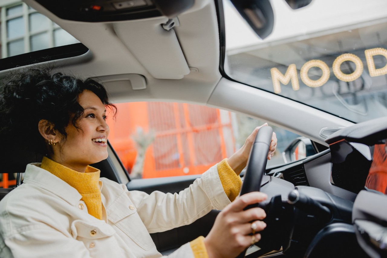  Femme dans une voiture électrique