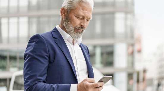 Een man bekijkt z'n smartphone.