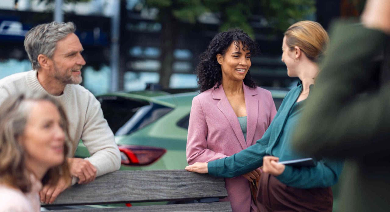Le groupe se tient autour du banc.