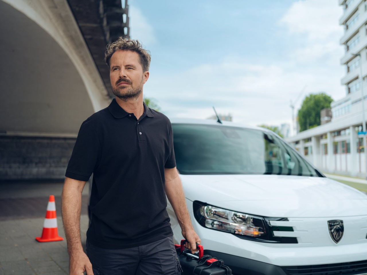 Un homme sortant de son véhicule.