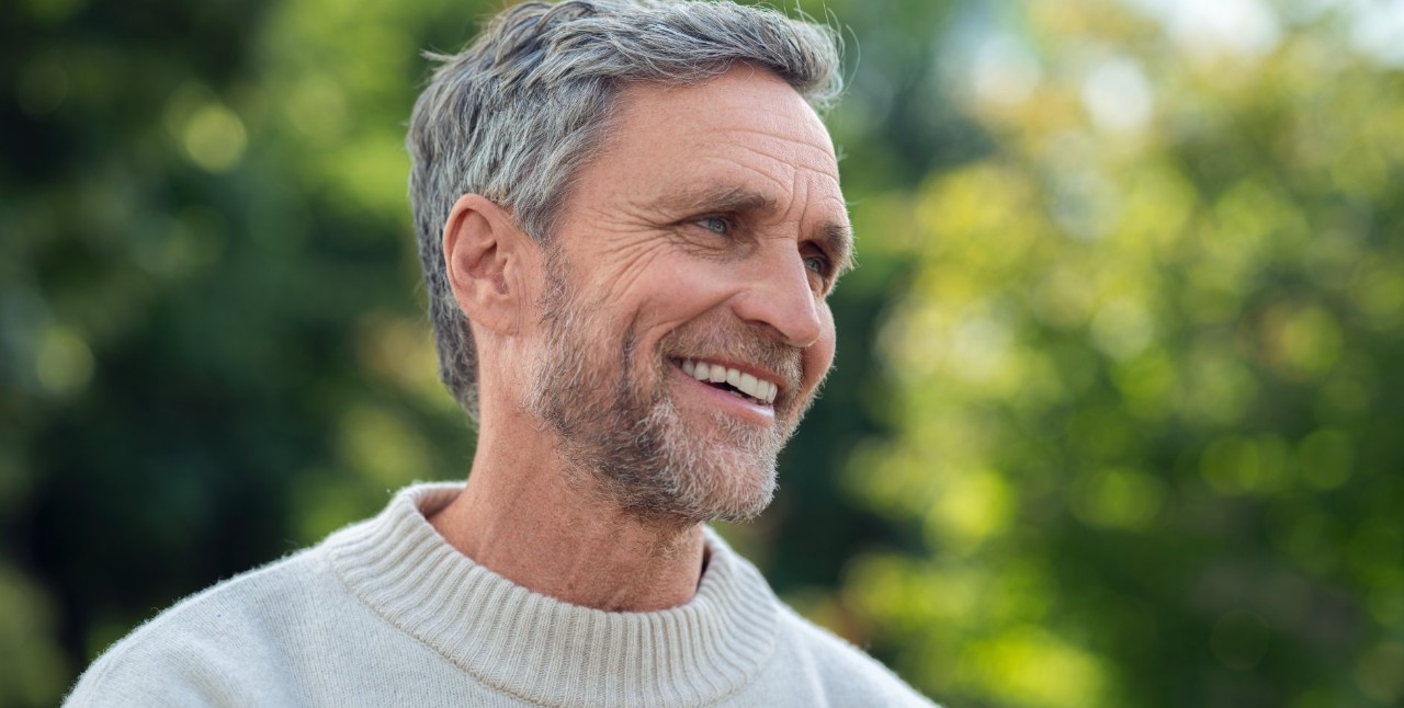  Homme souriant, heureux dans un environnement vert, agréable