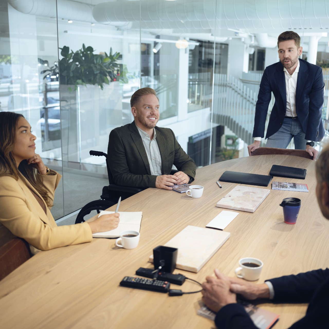 Groupe de personnes dans une salle de réunion