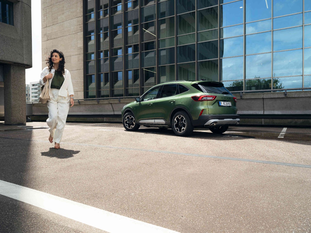 Femme qui s'éloigne de son véhicule garé