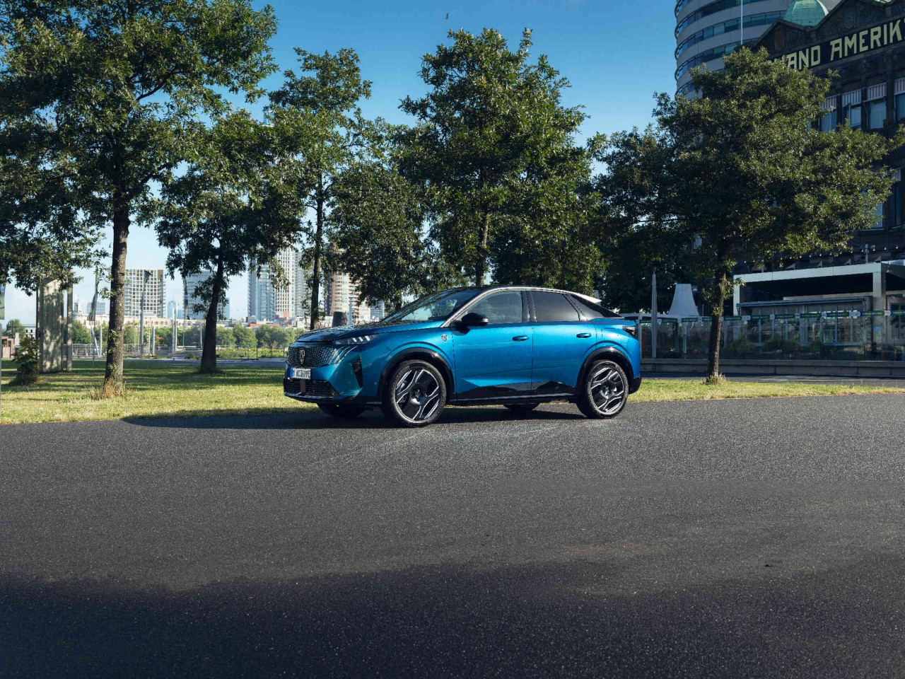 Véhicule bleu garé devant un parc