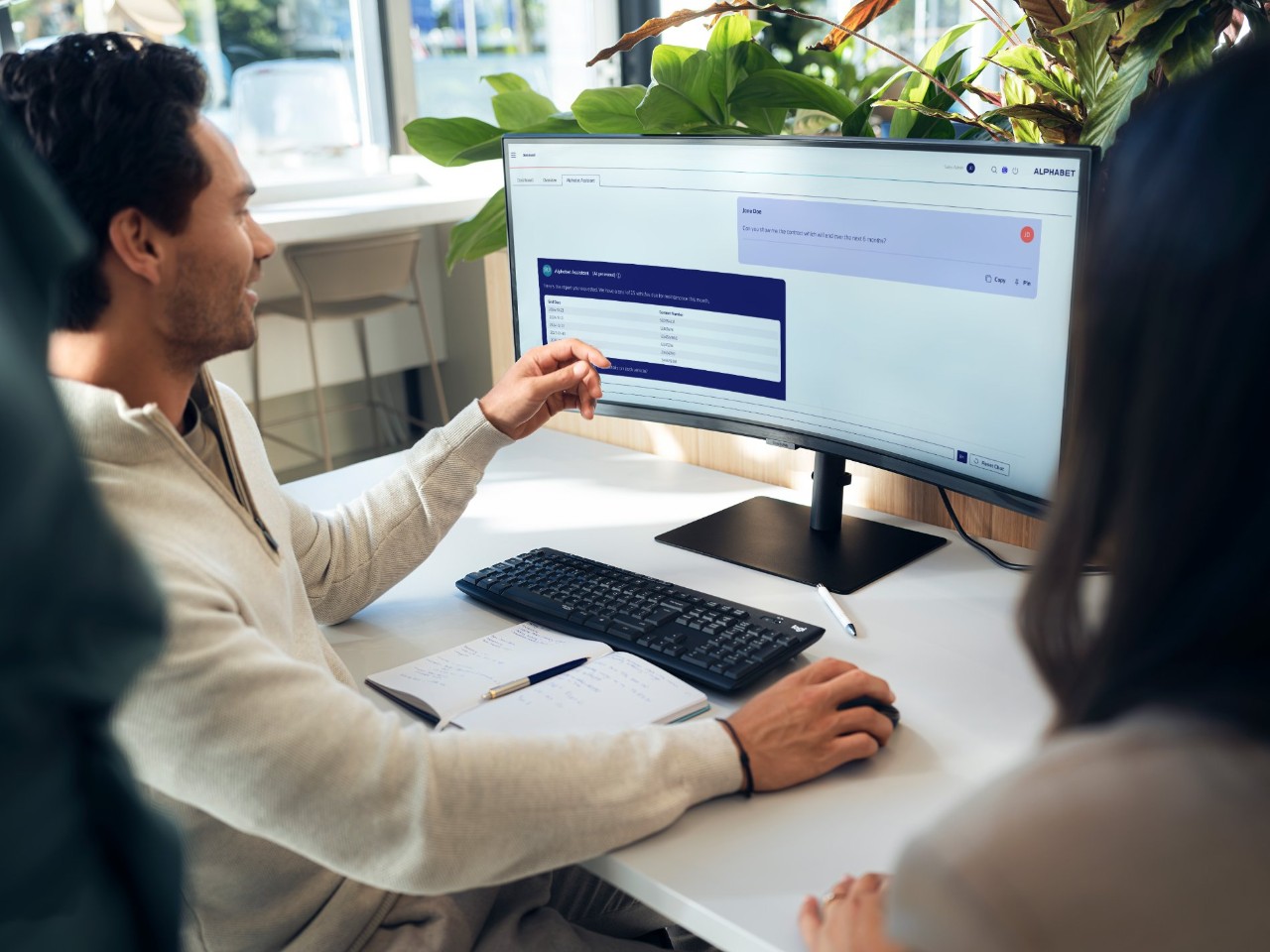Homme assis à son bureau travaillant sur son ordinateur