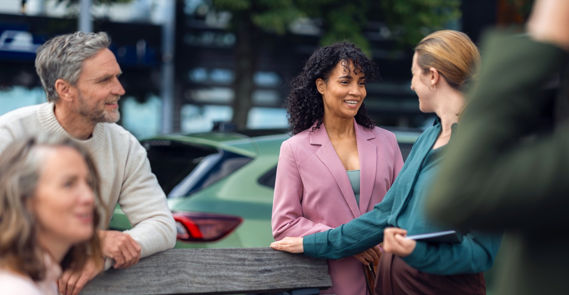  Homme et femmes souriant parlent ensemble