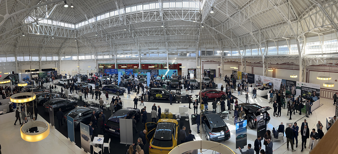 Foto di padiglione fiera con auto in esposizione
