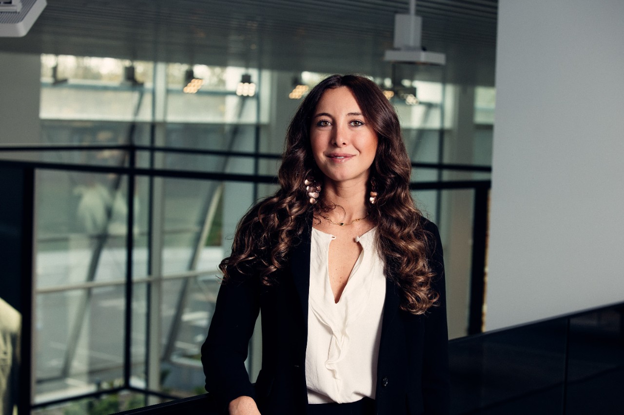 Ritratto professionale di Sofia Bernardo Alphabet, su sfondo aziendale