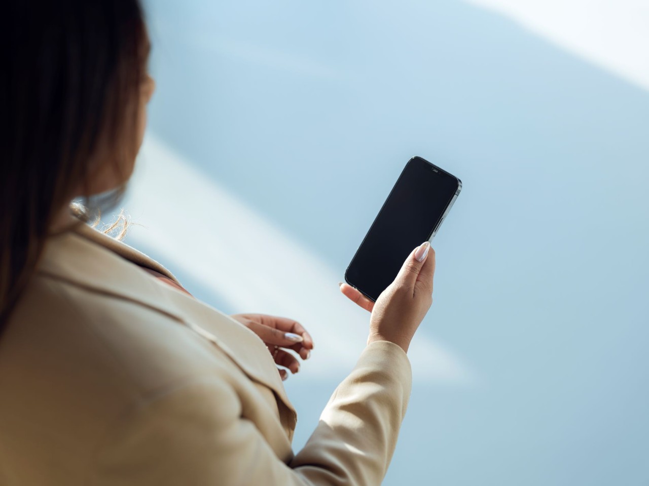 Dame met smartphone