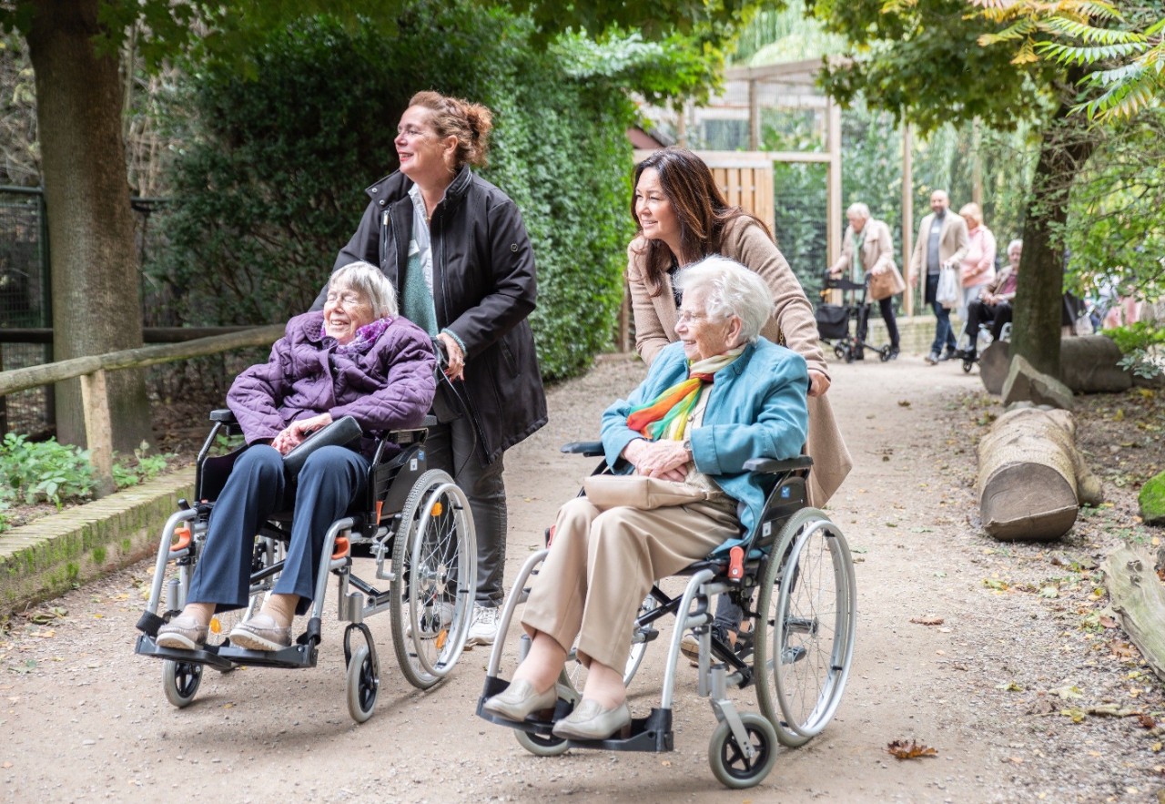Sociale verantwoordelijkheid met mensen met een beperking in het park.