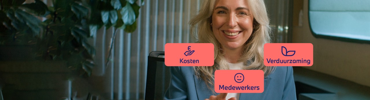 Vrouw kijkt naar de gegeven opties van de Mobility Scan.