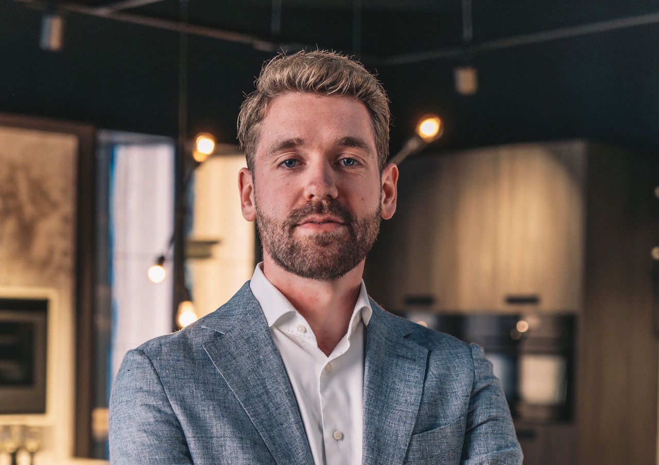 Dani Maas in een lichtblauwe pak