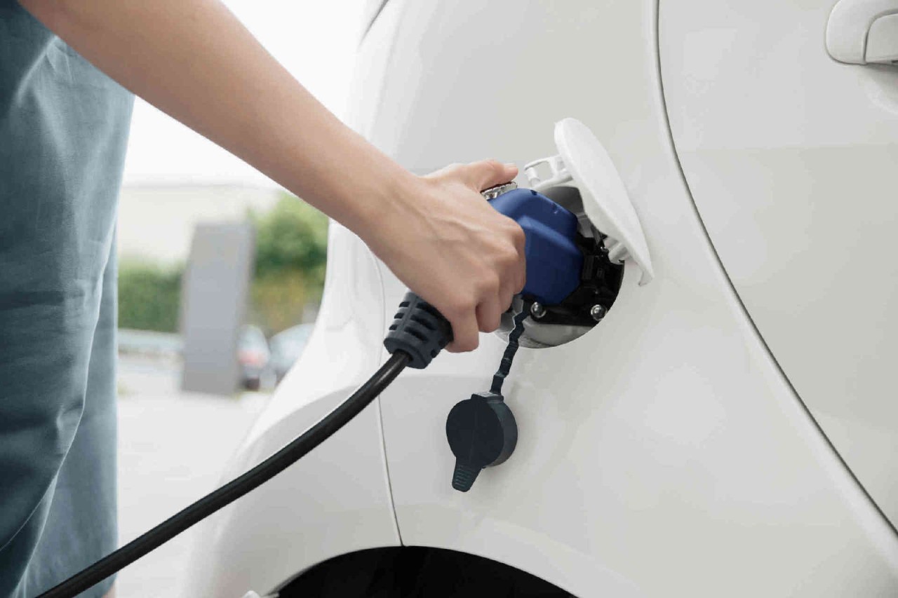 Oplaadstekker wordt in de auto geplaatst.