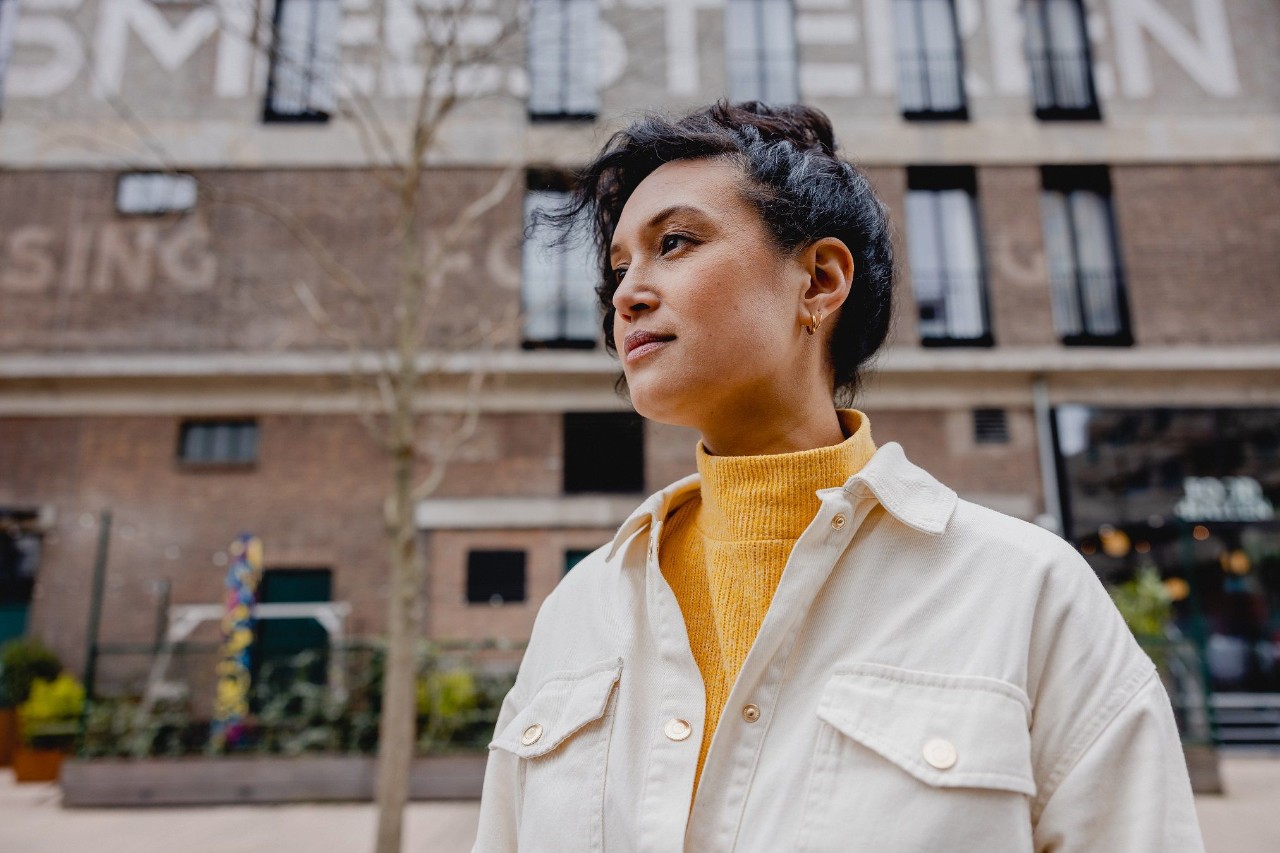 Vrouw met witte jas in beeld