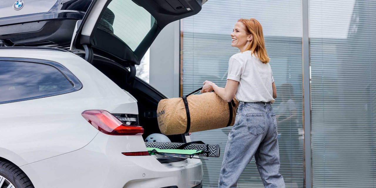 Een vrouw is bagage aan het inladen voor de vakantie.