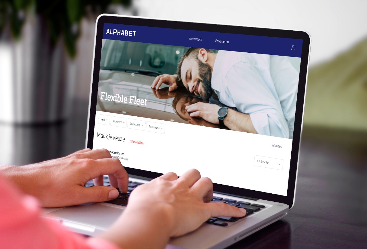 Vrouwen handen typend op een laptop met de Alphabet site op het scherm