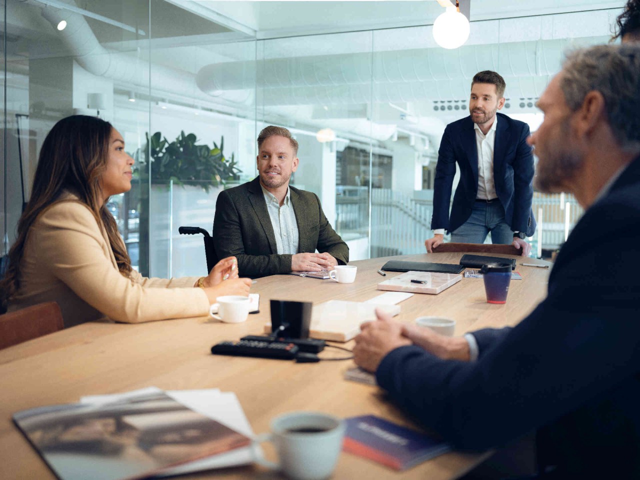 Discussie-Kantoor-Houten-Tafel