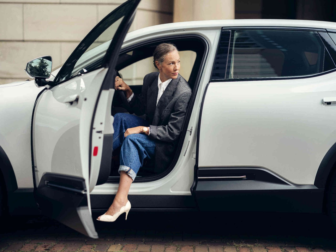 Vrouw-auto-schouderblik