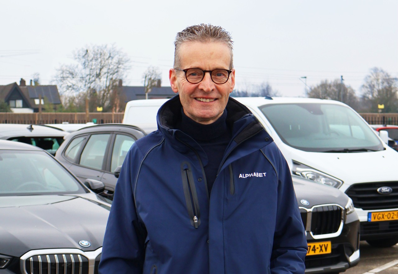 Jeroen van den Eijnden voor het wagenpark