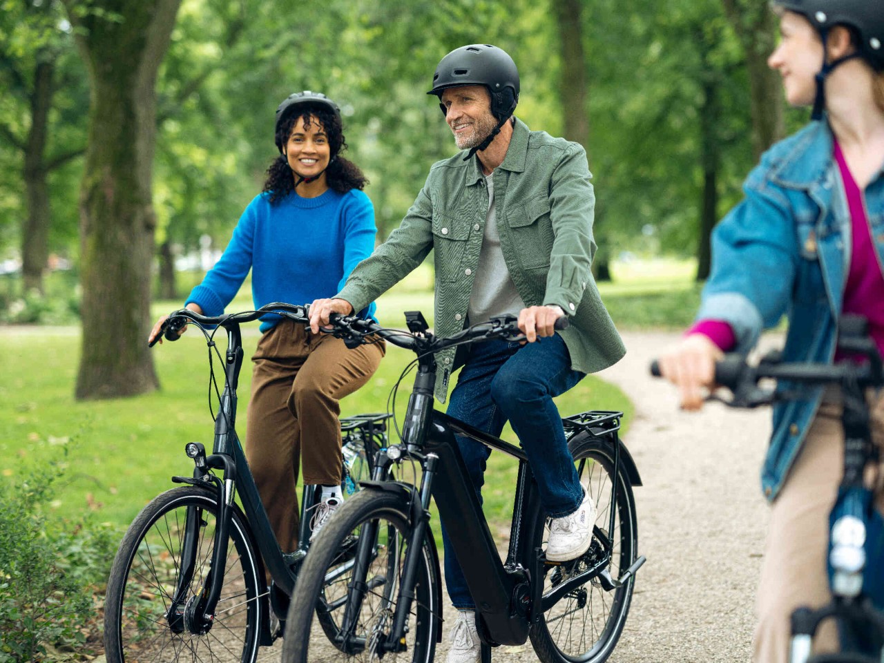 Groep fietst in het park groene omgeving.