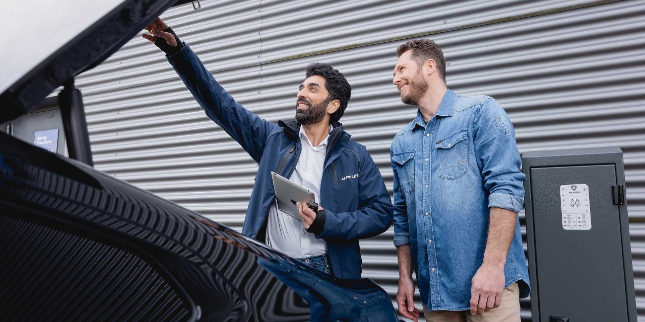 Man geeft advies over bedrijfsauto
