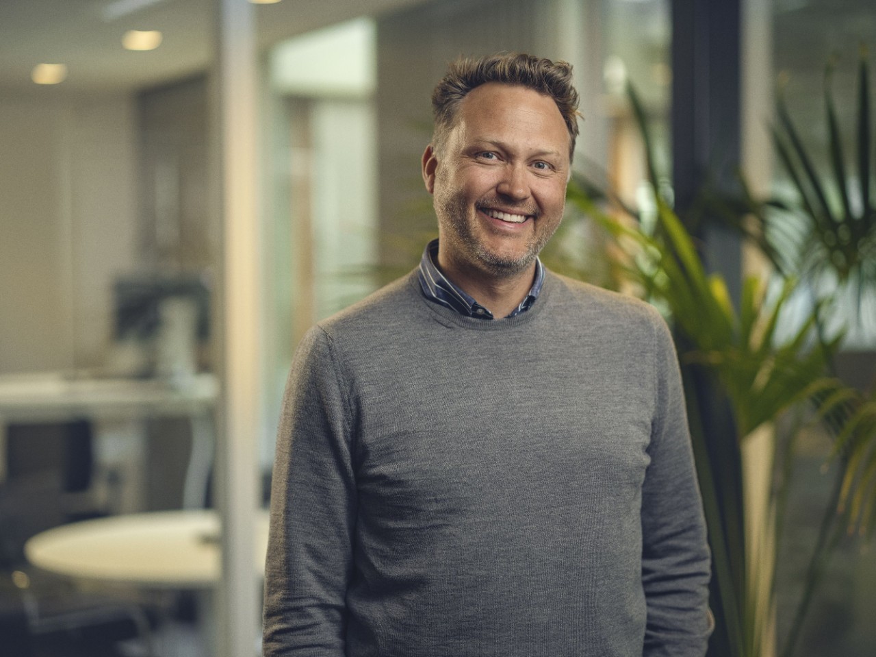 Alphabet LCV Manager kijkt en lacht naar de camera