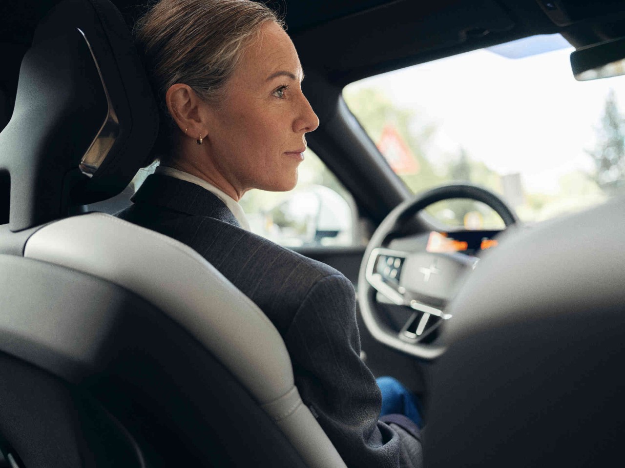 Vrouw-blazer-bestuurdersstoel